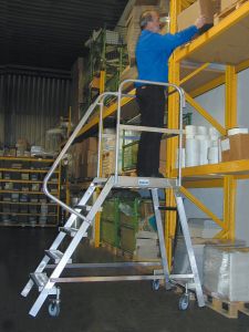 Односторонняя передвижная лестница с платформой KRAUSE STABILO 820143